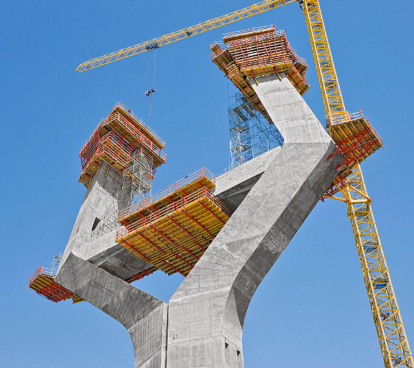 Obr. 7. Betonáž horních ramen pylonu (foto: PERI España)
